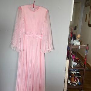 A beautiful a pink raffle skirt and dress and used only one time. A like new.